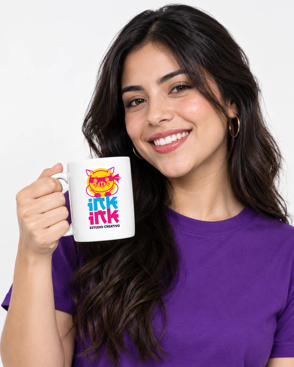 Mujer sonriendo con una taza personalizada de Inkink