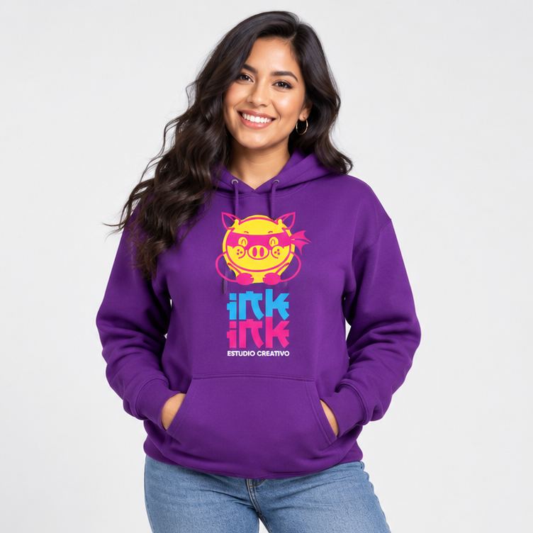 Referencia de estampado Inkink en una sudadera morada con gorro