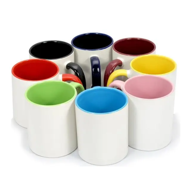 Tazas de cerámica con exterior blanco y diferentes colores en el asa y el interior